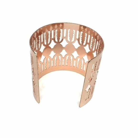 🍒METAL CUFF BRACELET. - Picture 4 of 5